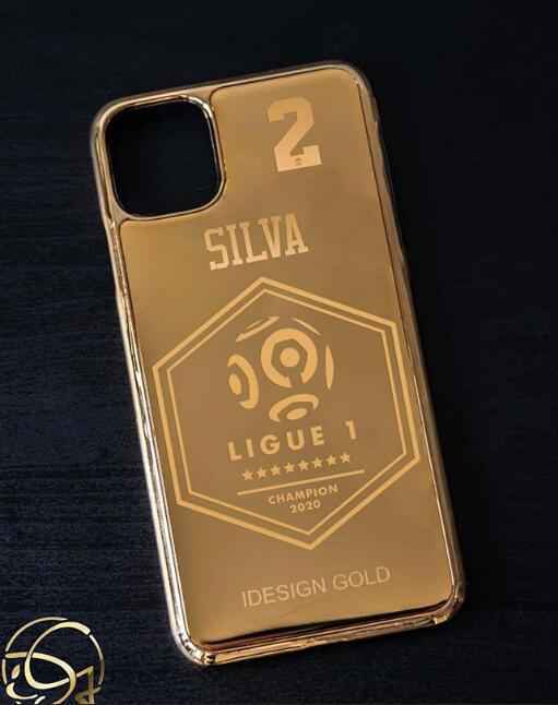  真壕！喜提法甲3连冠嗨翻天 巴黎送球员定制版24K纯金手机壳