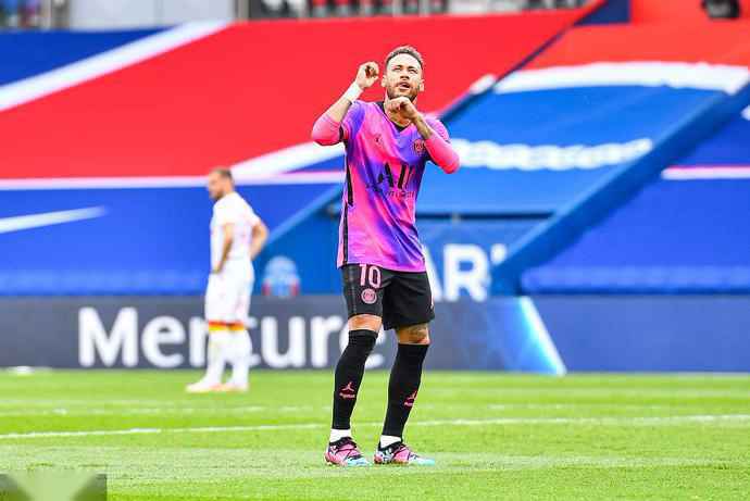  法甲-内马尔传射马尔基尼奥斯头球 巴黎2-1暂登顶