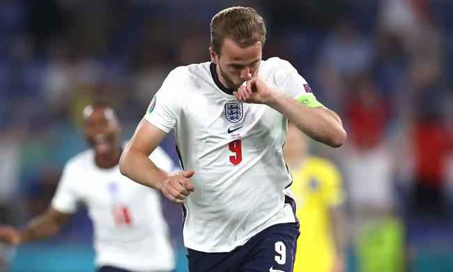 凯恩成英格兰队史第1人！欧洲杯淘汰赛连场破门+双响