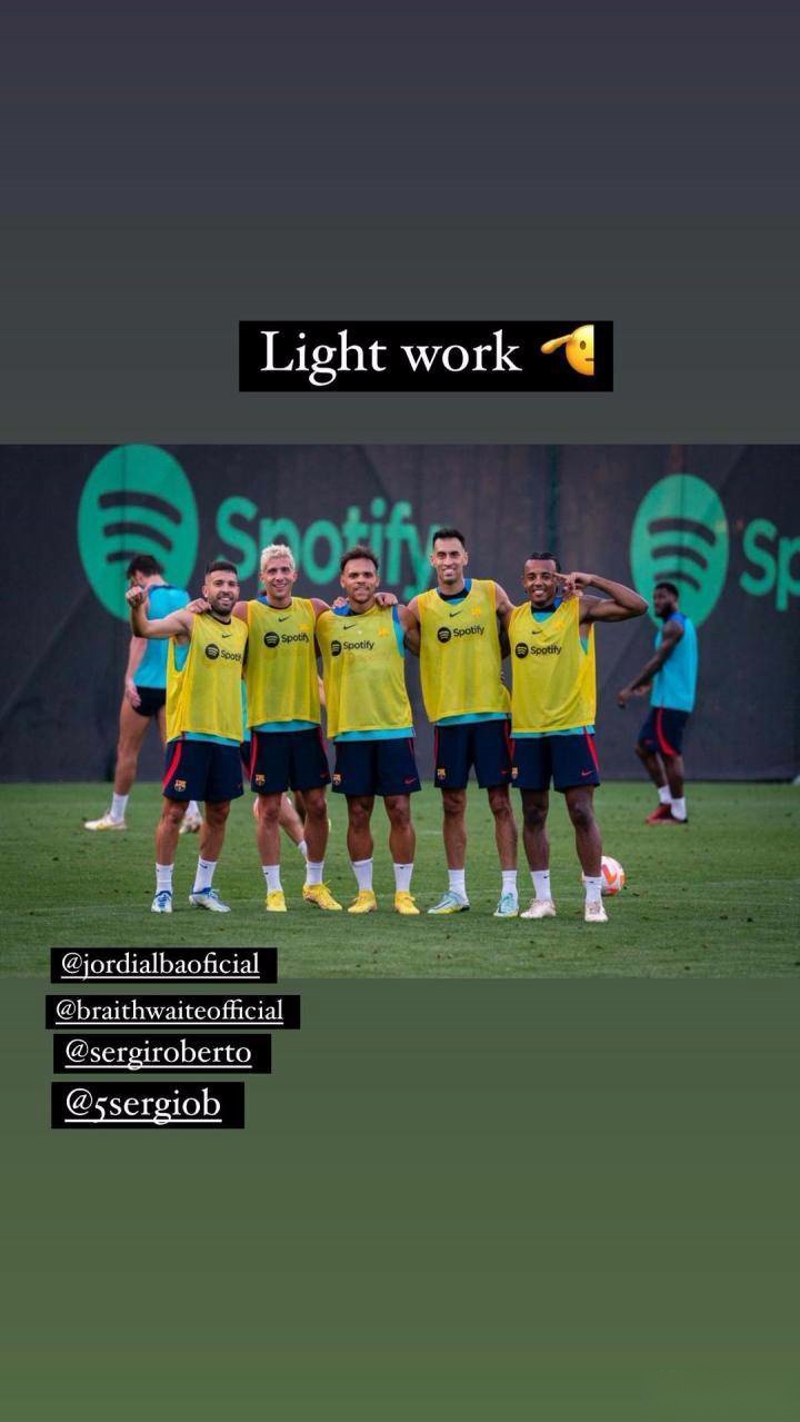  未注册不影响训练，孔德晒巴萨队内训练赢球小分队合照