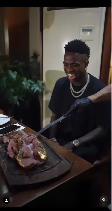 吃金箔牛排引争议?维尼修斯:自己的闲暇时间,想做什么都行